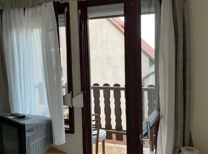 Апарт-отель Whitehouse